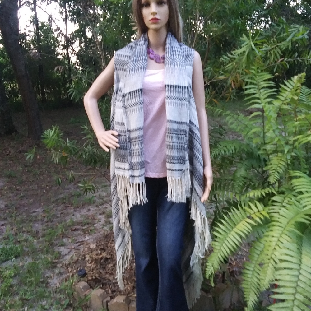 "Mudd" black&white sleeveless poncho sweater